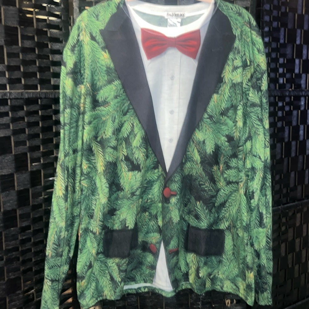 Long sleeve holiday tee mens size XL tree print with cat/ornament on back